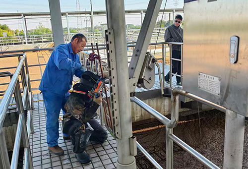 1765182871200456.jpg 污水厂水下设备维修2.jpg